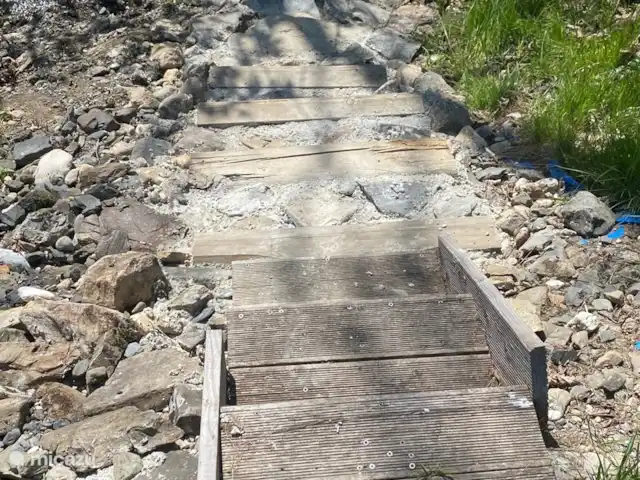 Berghaus Christel en Austria, Carintia, Arnoldstein - casa vacacional El gran jardín termina en un arroyo de montaña. Allí es agradable jugar para los niños y refrescarse.