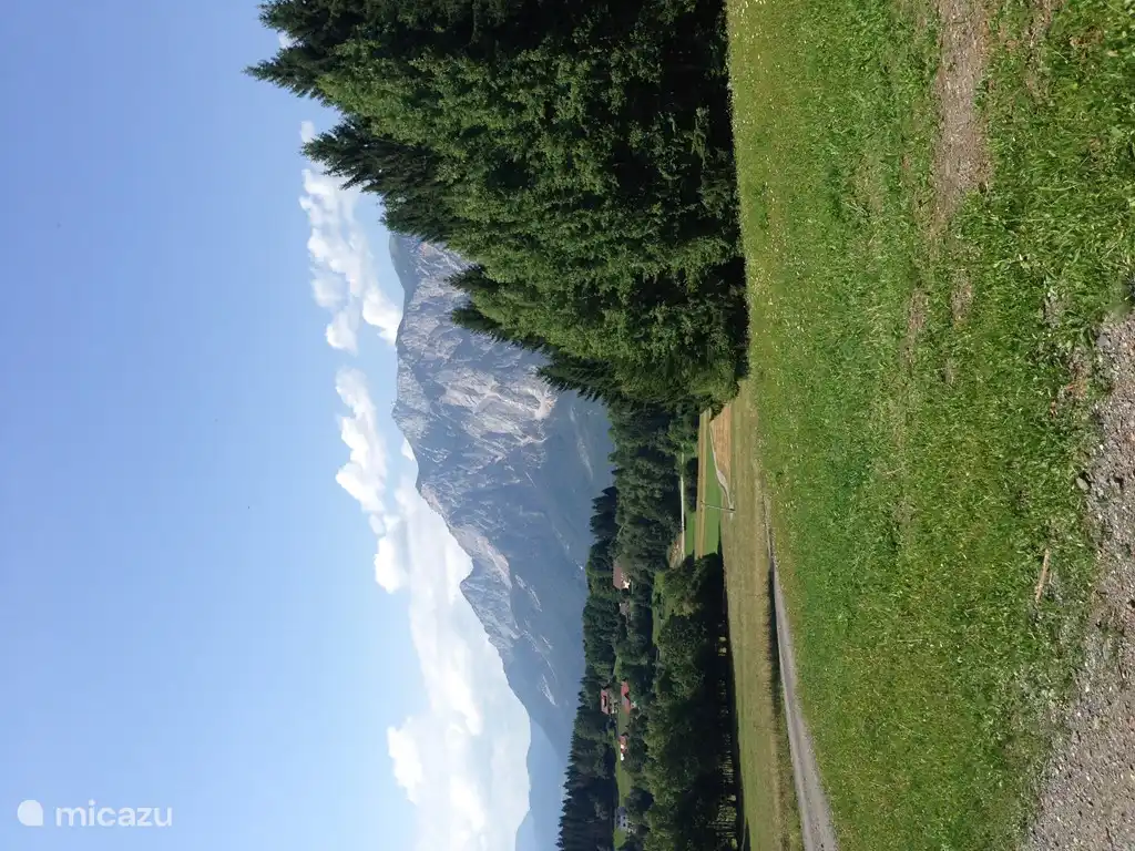 Piste de ski en hiver, en été un très beau parcours de randonnée à proximité de notre maison.