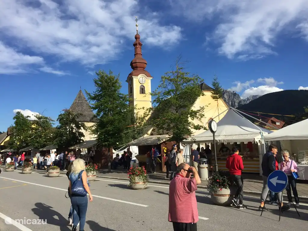 Un lecteur de 15 minutes vous emmène à Tarvisio; un joli village de montagne en Italie. Vous pouvez manger de la très bonne cuisine italienne au restaurant Alpino. Les tomates fraîches ont du goût et vraiment pas chères !