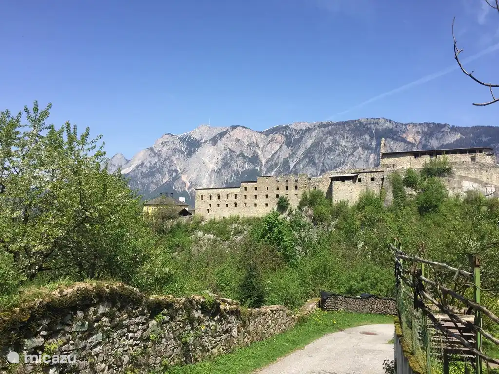 Un sentier de randonnée mène de Seltschach à Arnoldstein. Sur le chemin, vous rencontrerez ce magnifique monastère.