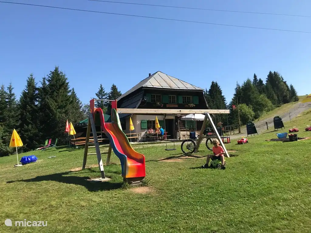 Dreilandereckhutte. Ouvert été comme hiver. Vous pouvez y déguster un délicieux repas ou une boisson