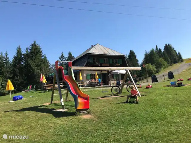 Berghaus Christel en Austria, Carintia, Arnoldstein - casa vacacional Dreilandereckhutte. Abierto tanto en verano como en invierno. Puedes disfrutar de una deliciosa comida o bebida aquí.