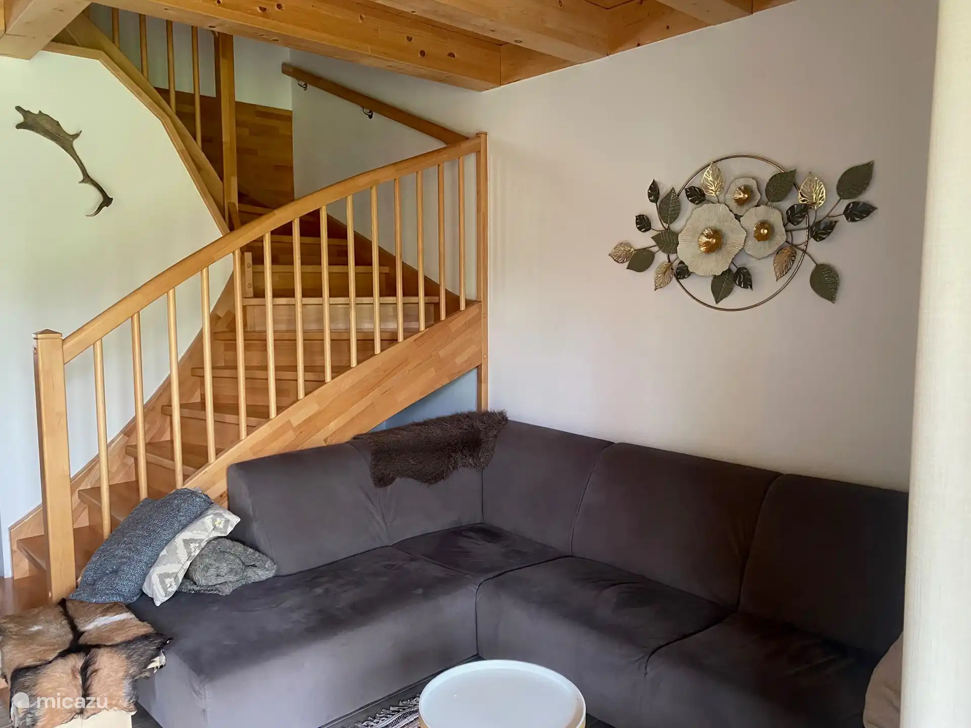 Coin salon spacieux. Le banc offre suffisamment d’espace pour s’asseoir autour du poêle à bois avec toute la famille.