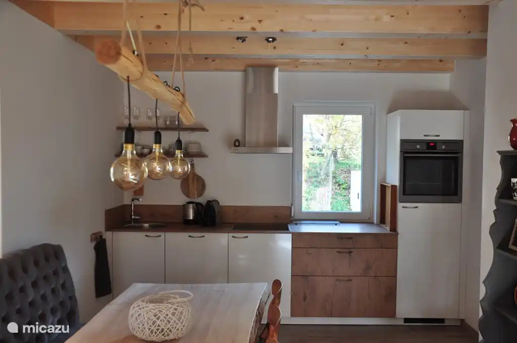 Cuisine avec coin repas. La cuisine est entièrement équipée, y compris lave-vaisselle, four, réfrigérateur avec congélateur, Nespresso et bouilloire