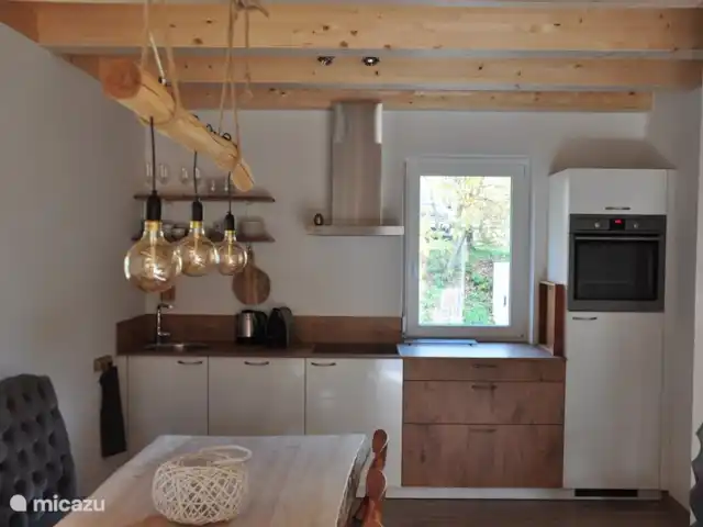 Berghaus Christel en Austria, Carintia, Arnoldstein - casa vacacional Cocina con comedor. La cocina está totalmente equipada, incluyendo lavavajillas, horno, nevera con congelador, Nespresso y tetera.