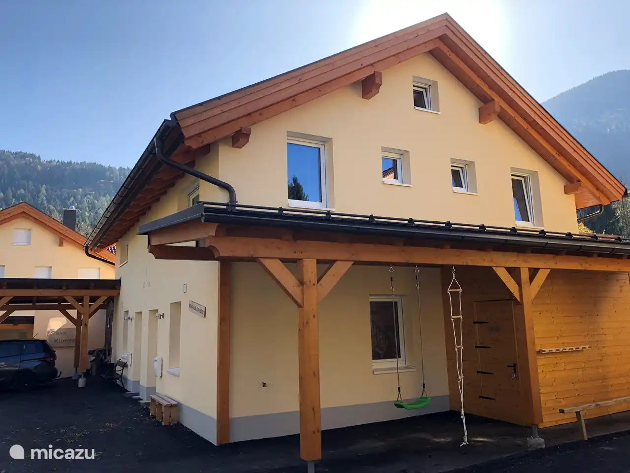 C'est ainsi que vous voyez notre maison lorsque vous arrivez en voiture. Balançoire et escalade sur corde. Une grande grange où les skis peuvent être entreposés et où se trouvent les chaises de jardin et le barbecue.