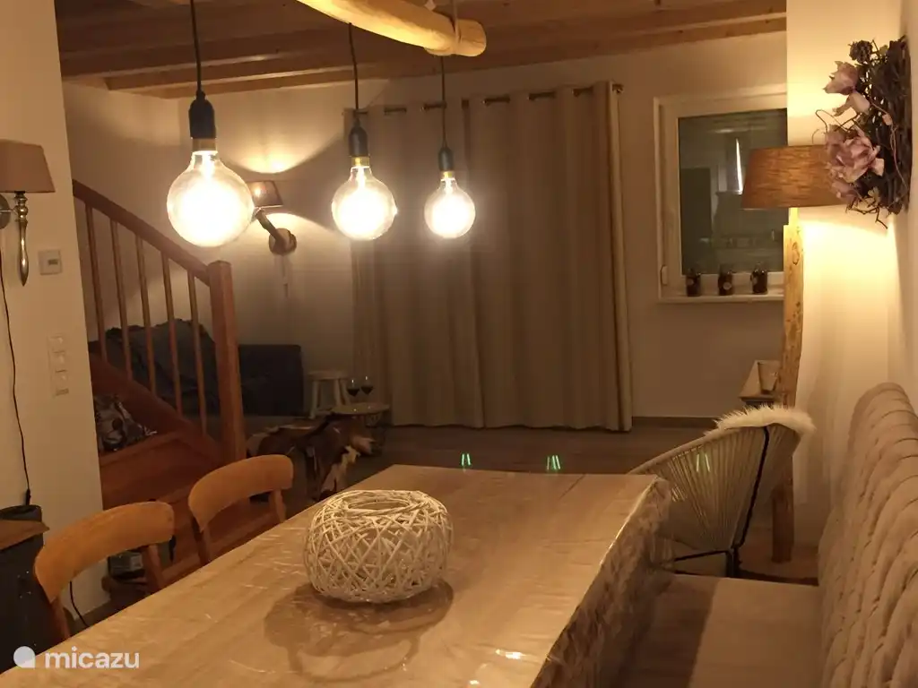 Ambiance salon le soir. Il est merveilleux de dîner à la table du tronc d'arbre.