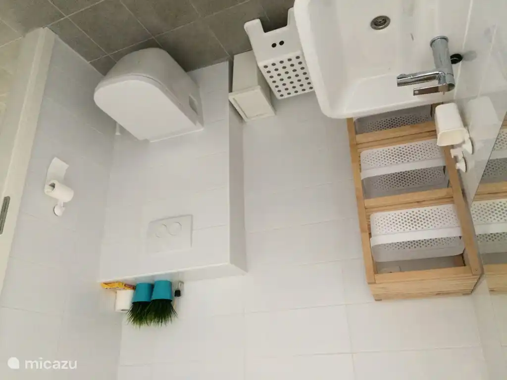 Baño con ducha [Foto 2].