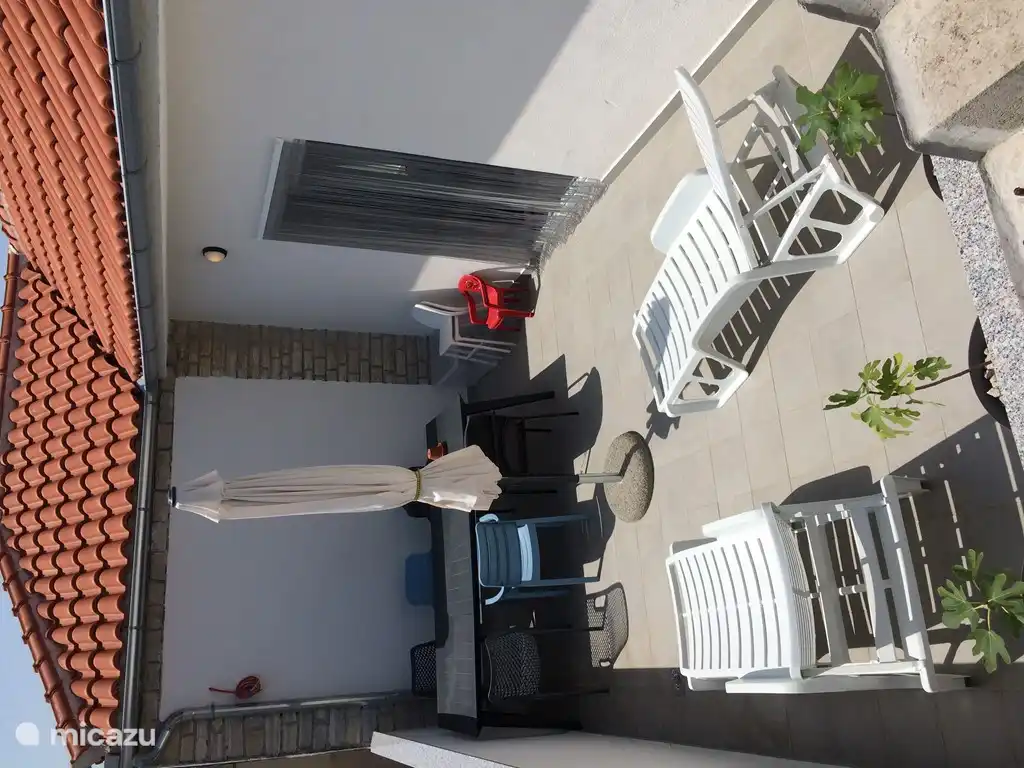 Terraza [Foto 1].
Accesible desde salón.