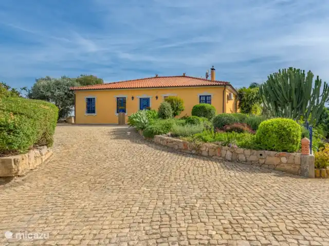 quinta amarela en Portugal, Algarve, Moncarapacho - villa aparcamiento 1