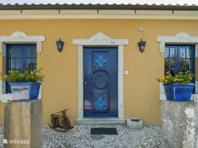 quinta amarela en Portugal, Algarve, Moncarapacho - villa Vieja puerta de la iglesia, ¿vas a entrar?