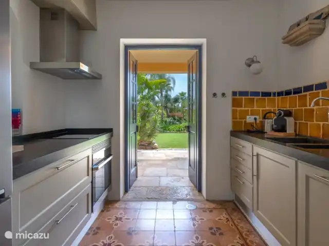 quinta amarela en Portugal, Algarve, Moncarapacho - villa Cocina con acceso al jardín.