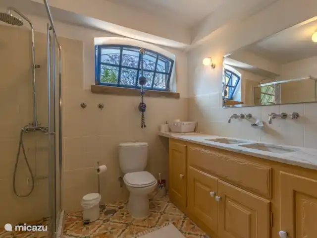 quinta amarela en Portugal, Algarve, Moncarapacho - villa segundo baño abajo