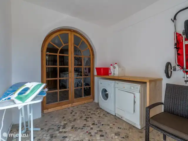 quinta amarela en Portugal, Algarve, Moncarapacho - villa cuarto de lavado