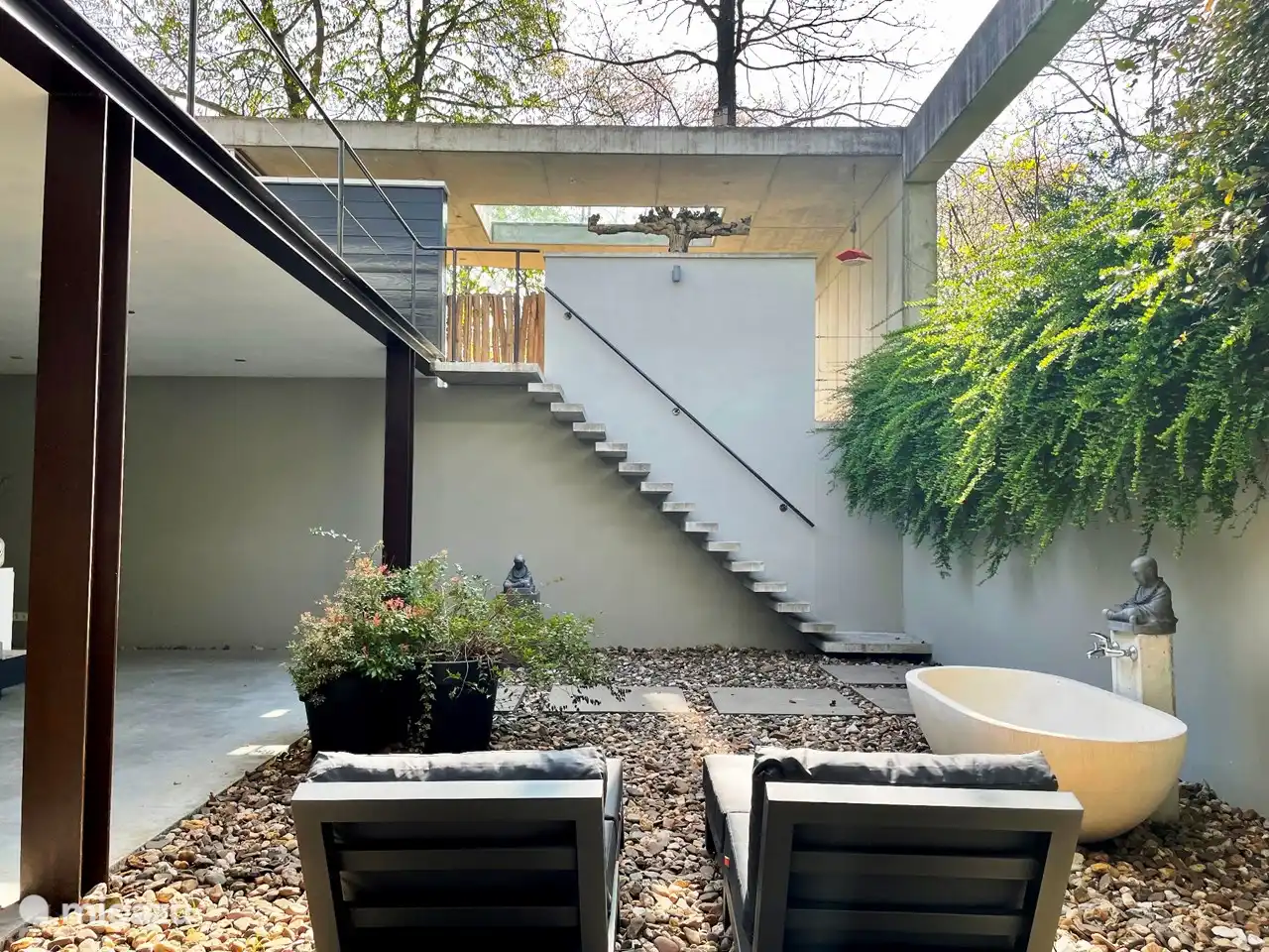 Terrasse mit Außenpool und Whirlpool