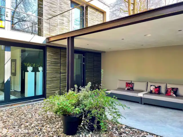Maison forestière en béton | Pays-Bas, Brabant-Septentrional, Oosterhout - maison de vacances Terrasse extérieure au rez-de-chaussée avec canapé lounge