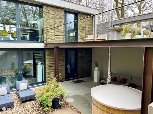 Maison forestière en béton | Pays-Bas, Brabant-Septentrional, Oosterhout - maison de vacances Terrasse extérieure avec canapé lounge, piscine extérieure et bain à remous