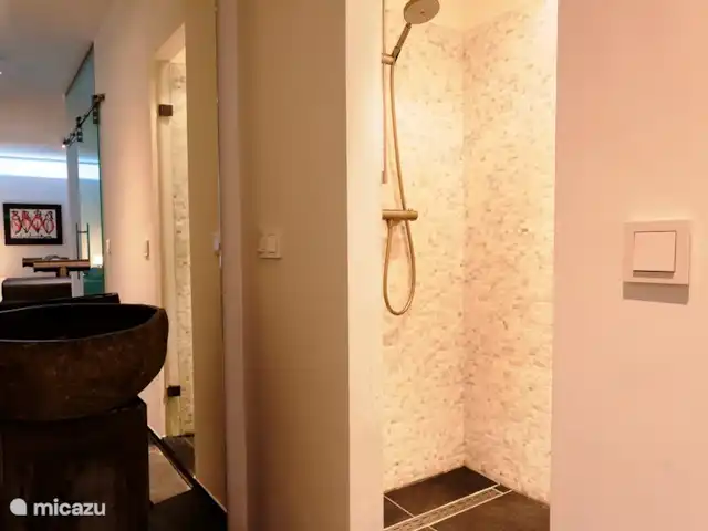 Maison forestière en béton | Pays-Bas, Brabant-Septentrional, Oosterhout - maison de vacances 2ème salle de bain avec douche