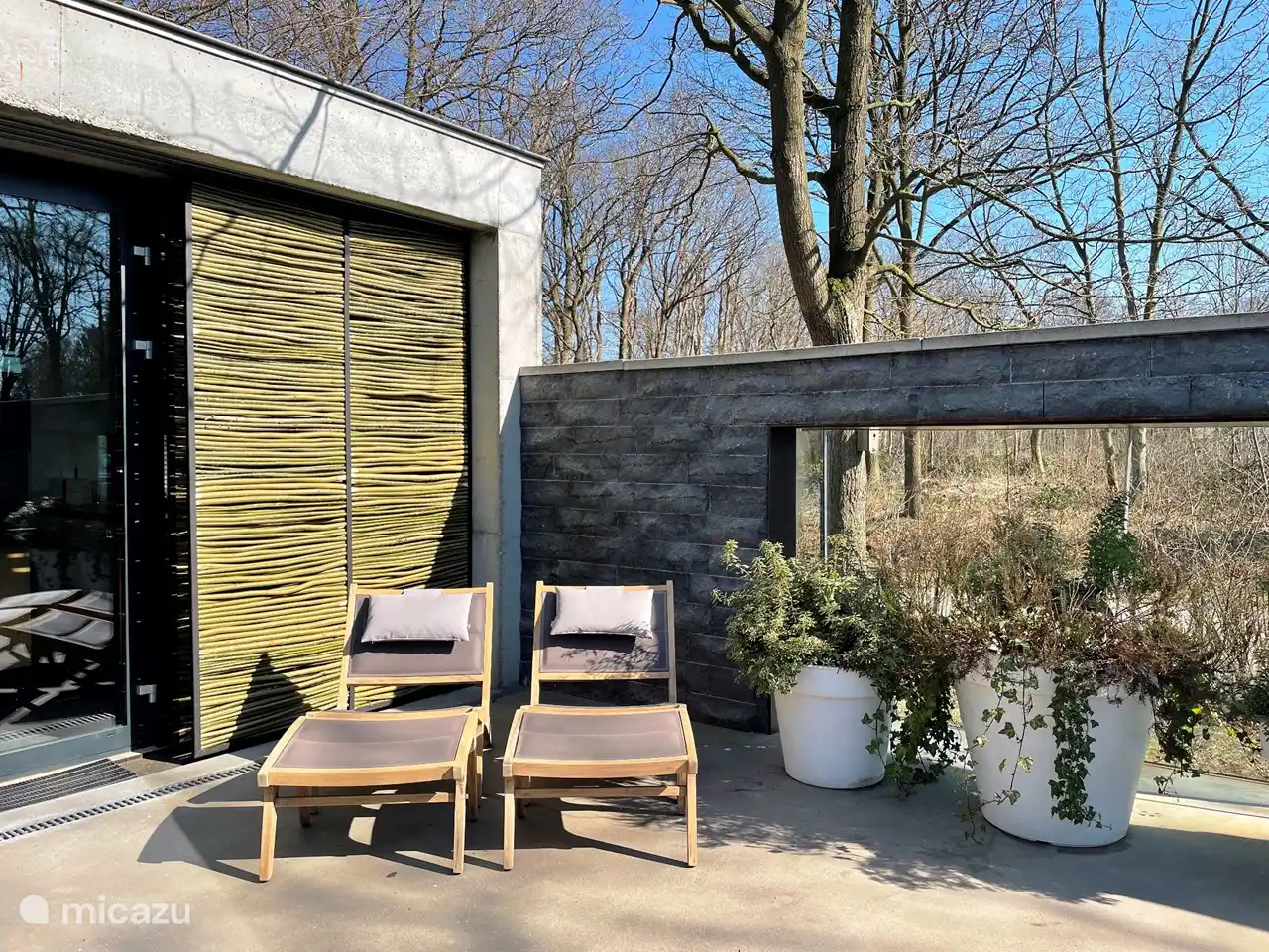 Terrasse über dem Wohnzimmer/Küche mit Esstisch und Stühlen