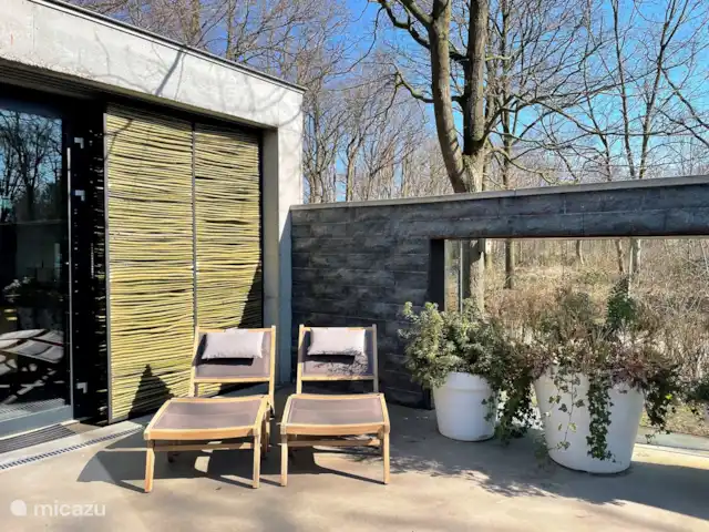 Maison forestière en béton | Pays-Bas, Brabant-Septentrional, Oosterhout - maison de vacances Terrasse au-dessus du salon/cuisine avec table à manger et chaises