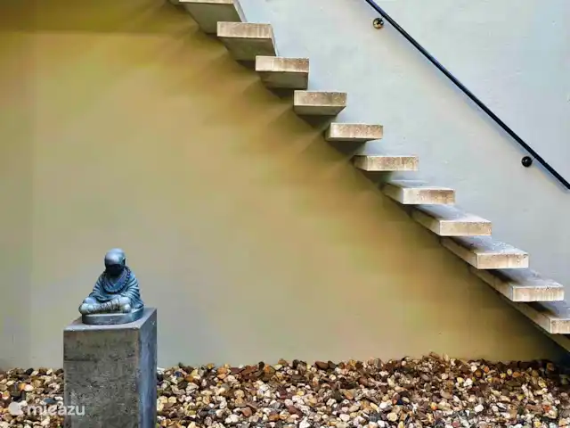 Maison forestière en béton | Pays-Bas, Brabant-Septentrional, Oosterhout - maison de vacances Escaliers de la terrasse en bas à la terrasse en haut