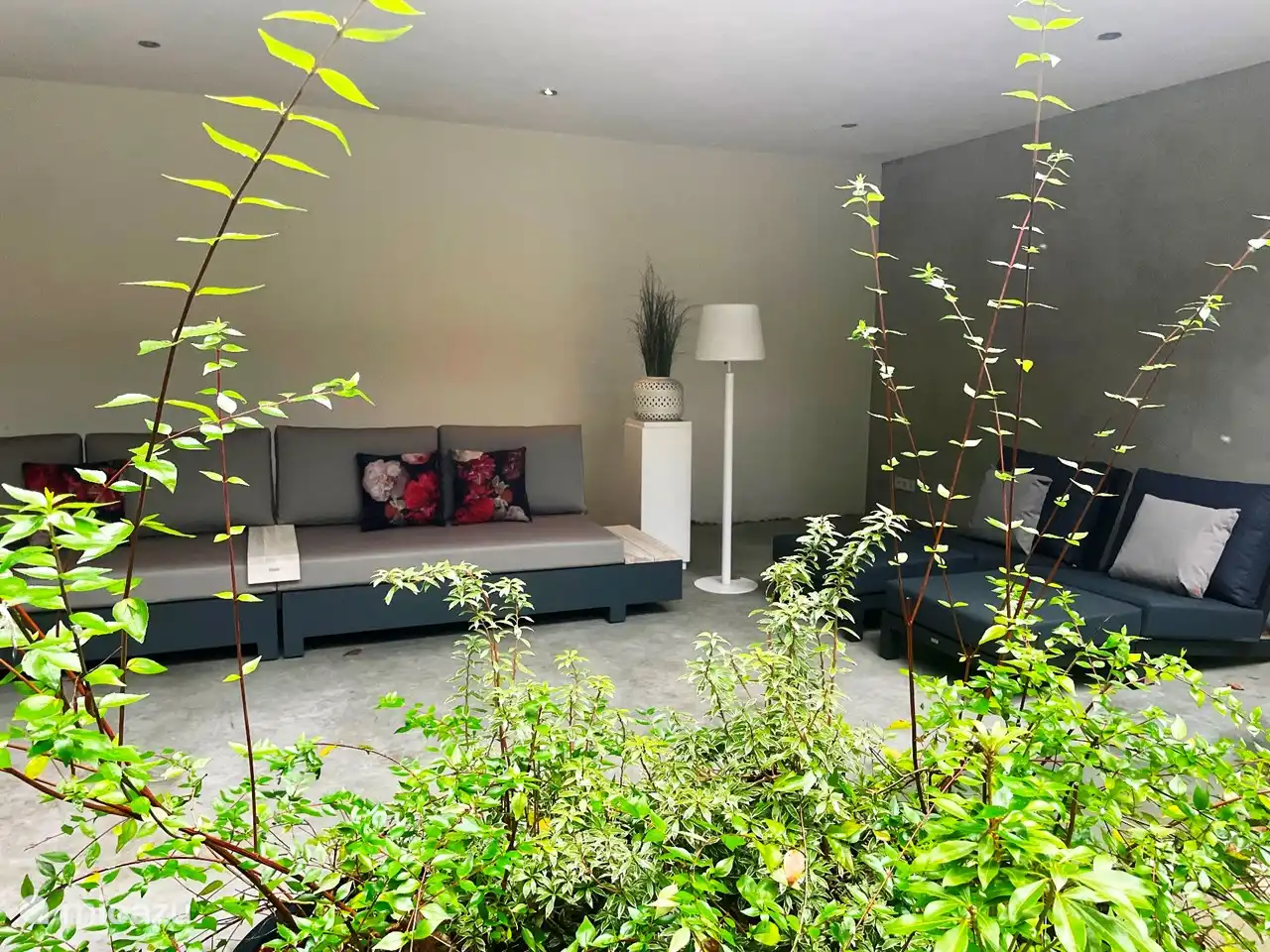 Terrasse im Erdgeschoss mit Loungemöbeln