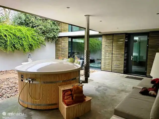 Maison forestière en béton | Pays-Bas, Brabant-Septentrional, Oosterhout - maison de vacances Bain à remous sur la terrasse en contrebas