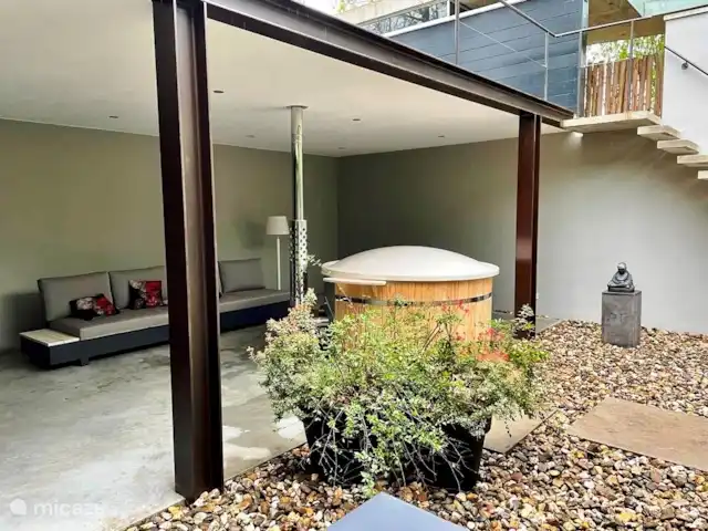 Maison forestière en béton | Pays-Bas, Brabant-Septentrional, Oosterhout - maison de vacances Terrasse au rez-de-chaussée avec canapé-lit et bain à remous couvert