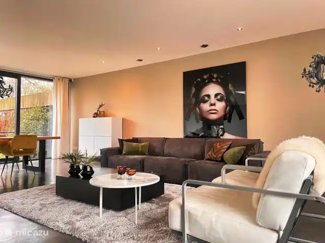 Maison forestière en béton | Pays-Bas, Brabant-Septentrional, Oosterhout - maison de vacances salon donnant sur terrasse et de l'autre côté donnant sur le golf