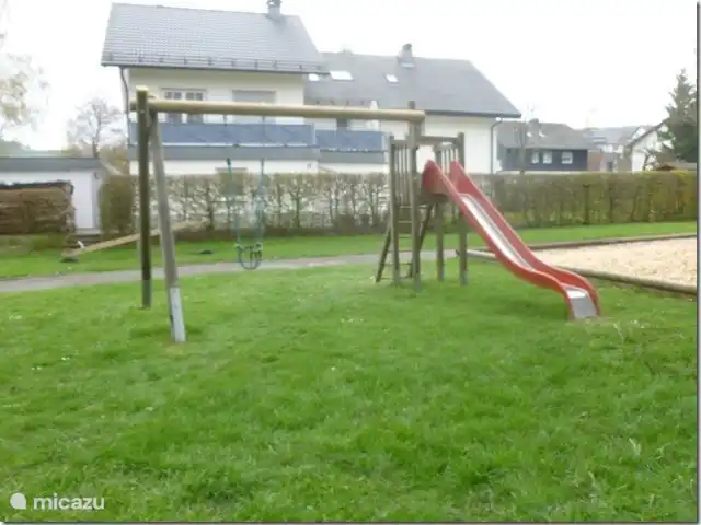 sémola de la casa en Alemania, Sauerland, Winterberg - casa vacacional columpio disponible detrás de la casa