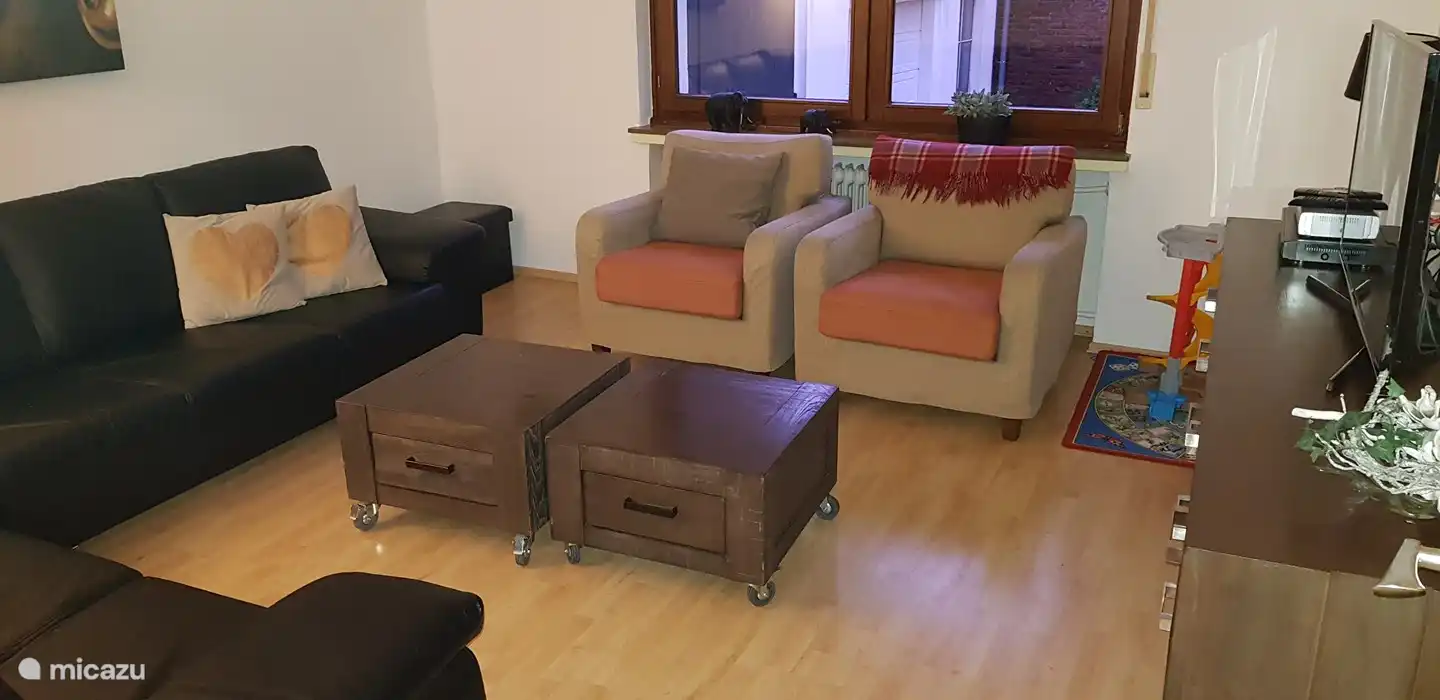 Sala de estar 1 con TV de pantalla plana (inteligente) con antena parab&#243;lica, reproductor de DVD y google chromecast