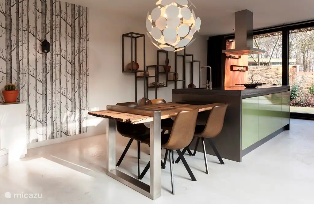 Offene Küche mit Esstisch.