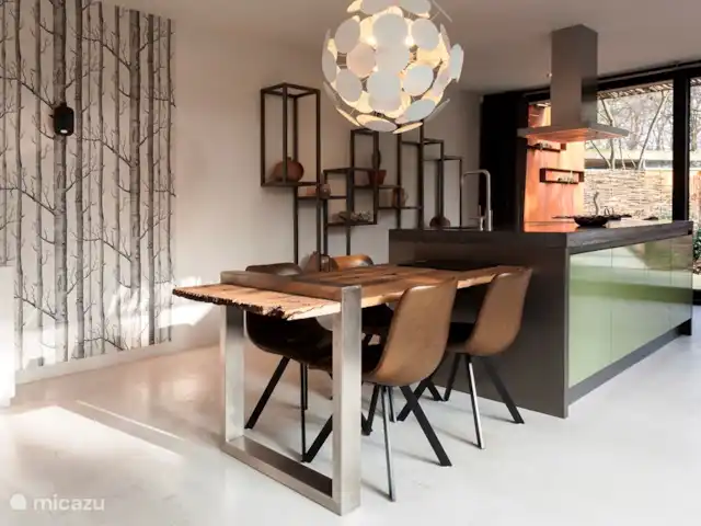 Maison forestière en acier | Pays-Bas, Brabant-Septentrional, Oosterhout - maison de vacances Cuisine ouverte avec table à manger.
