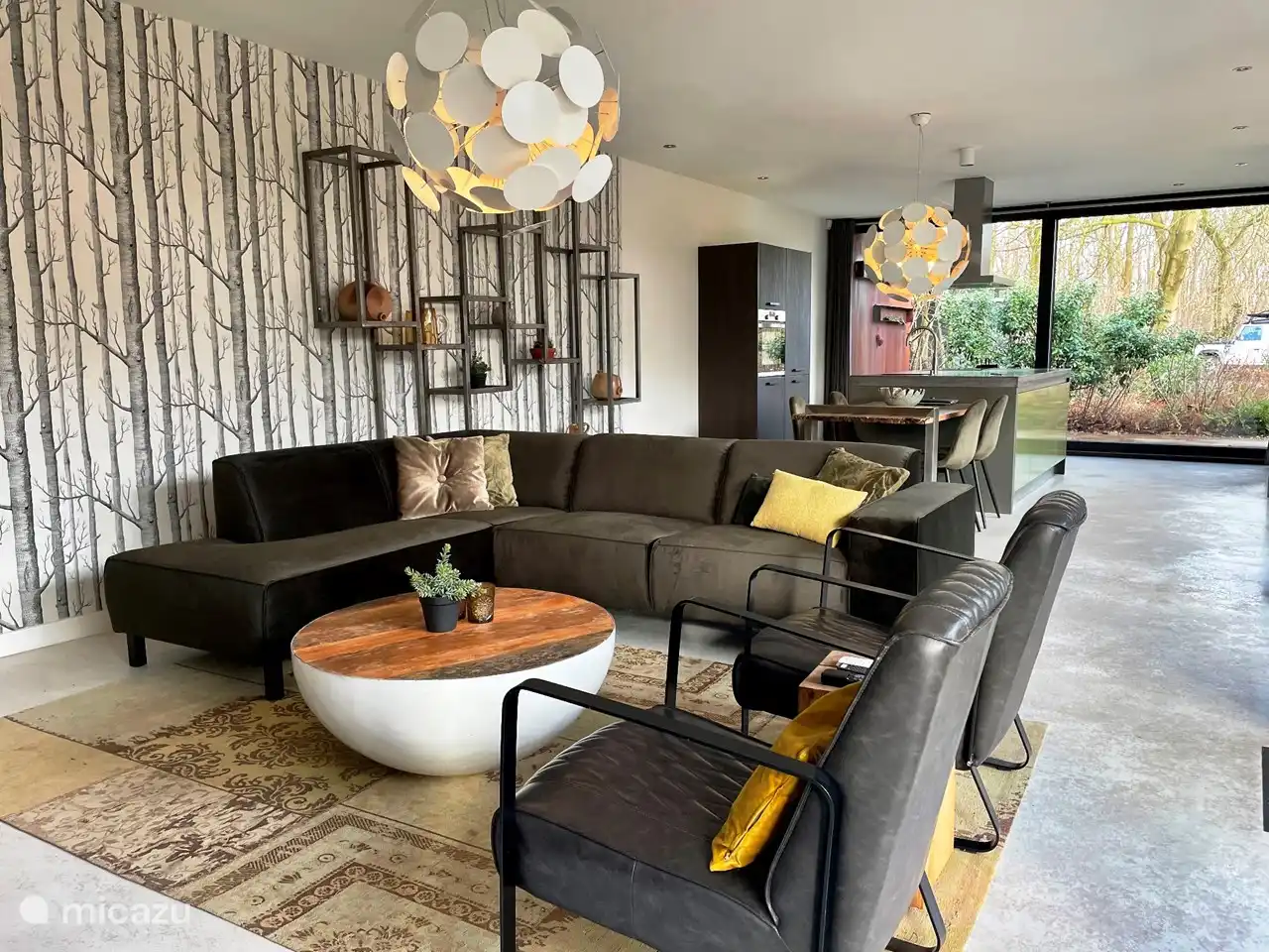 Wohnzimmer mit bequemem Sofa und viel Licht