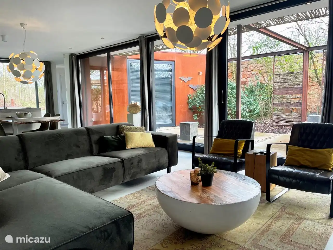 Wohnzimmer mit Blick auf die Terrasse