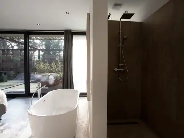Maison forestière en acier | Pays-Bas, Brabant-Septentrional, Oosterhout - maison de vacances Salle de bain de la chambre principale