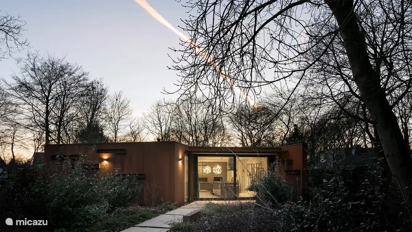 Vor dem Haus, mit privatem Parkplatz