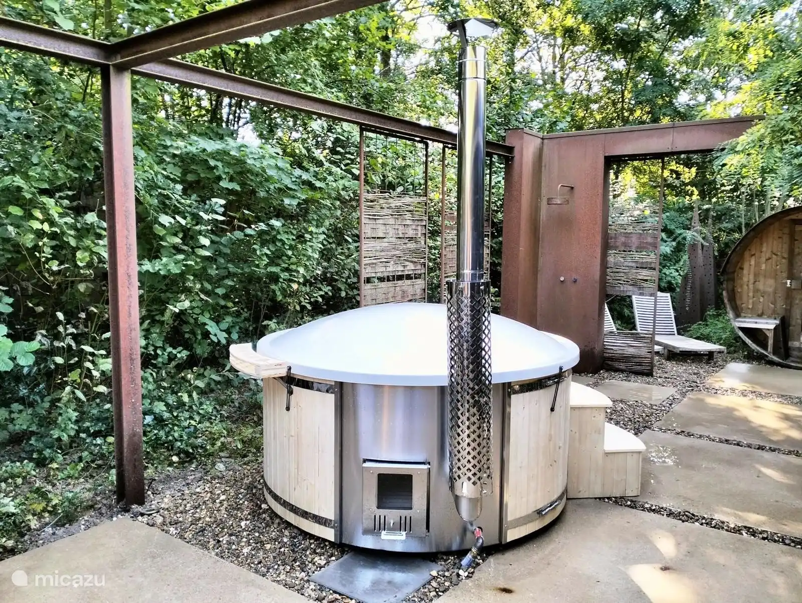 Holzbefeuerter Whirlpool (Holz ist bereit und gegen Gebühr)