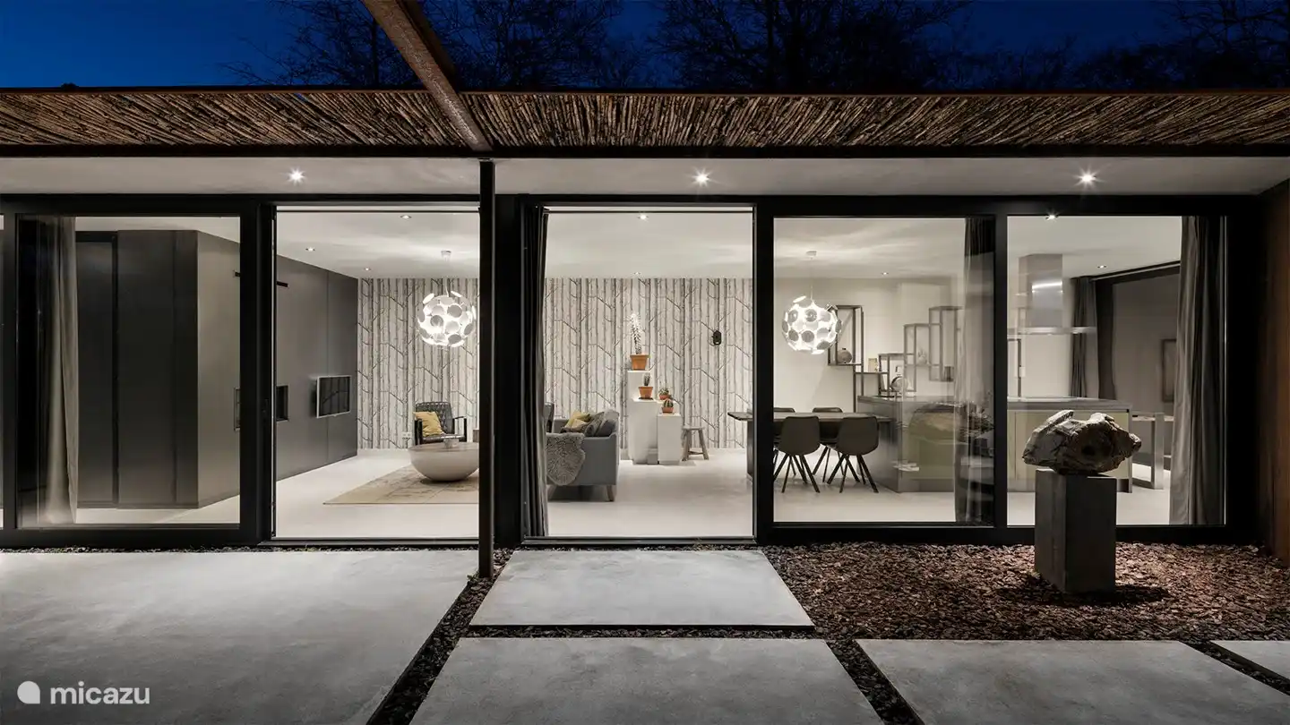 Seite des Hauses mit einer großen Glasschiebetür. Das macht es zu einem wunderbar hellen Haus.