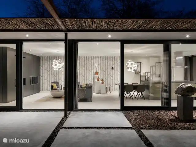Maison forestière en acier | Pays-Bas, Brabant-Septentrional, Oosterhout - maison de vacances Côté de la maison avec une grande porte coulissante en verre. Cela en fait une maison merveilleusement légère.