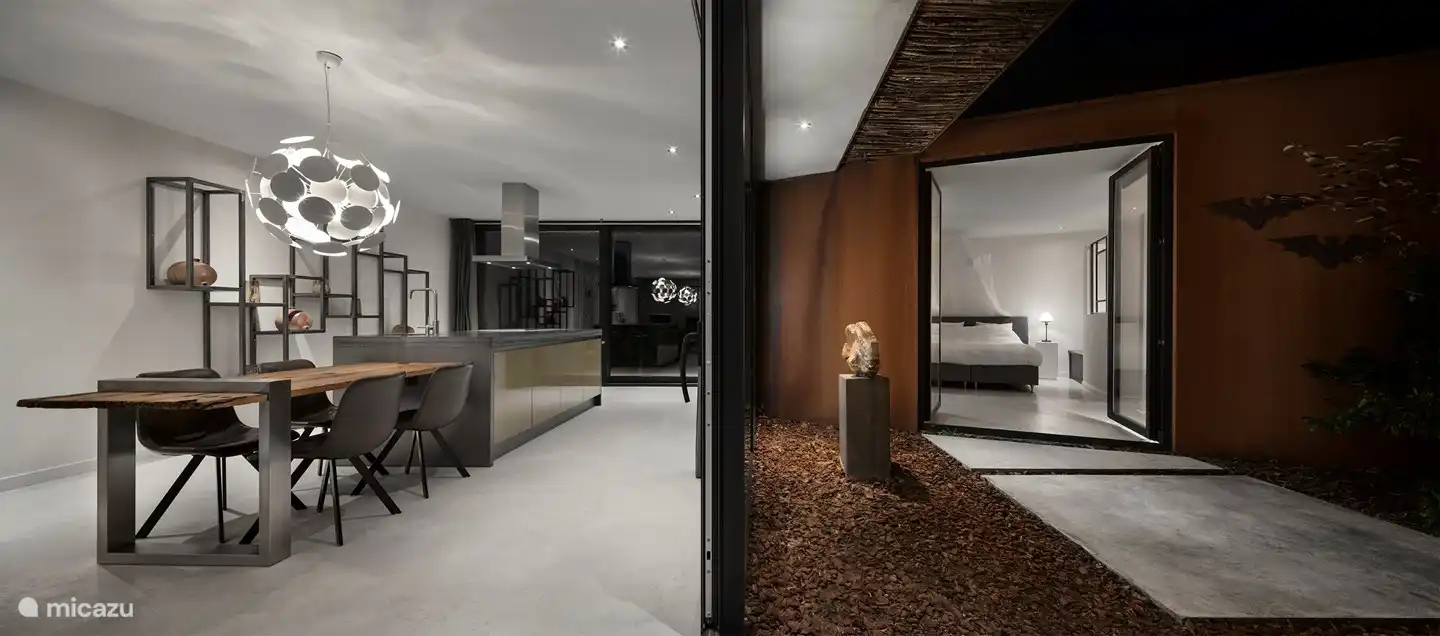 Moderne offene Küche. Rechts vom Flur befindet sich ein Schlafzimmer mit Doppelbett.