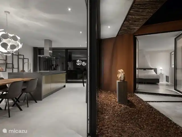 Maison forestière en acier | Pays-Bas, Brabant-Septentrional, Oosterhout - maison de vacances Cuisine ouverte moderne. À droite du hall se trouve une chambre double.