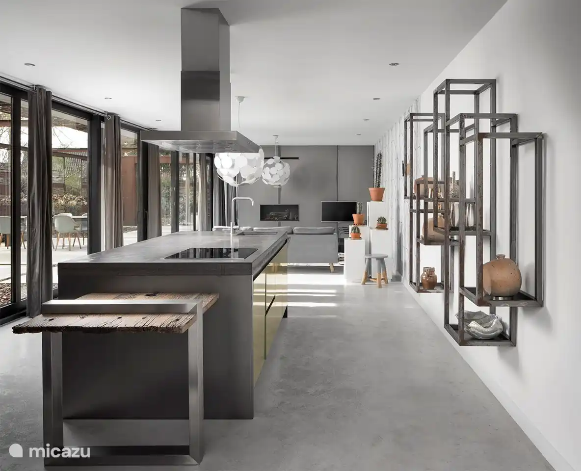 Moderne offene Küche mit ausreichend Pfanne, Geschirr etc. zum Kochen.