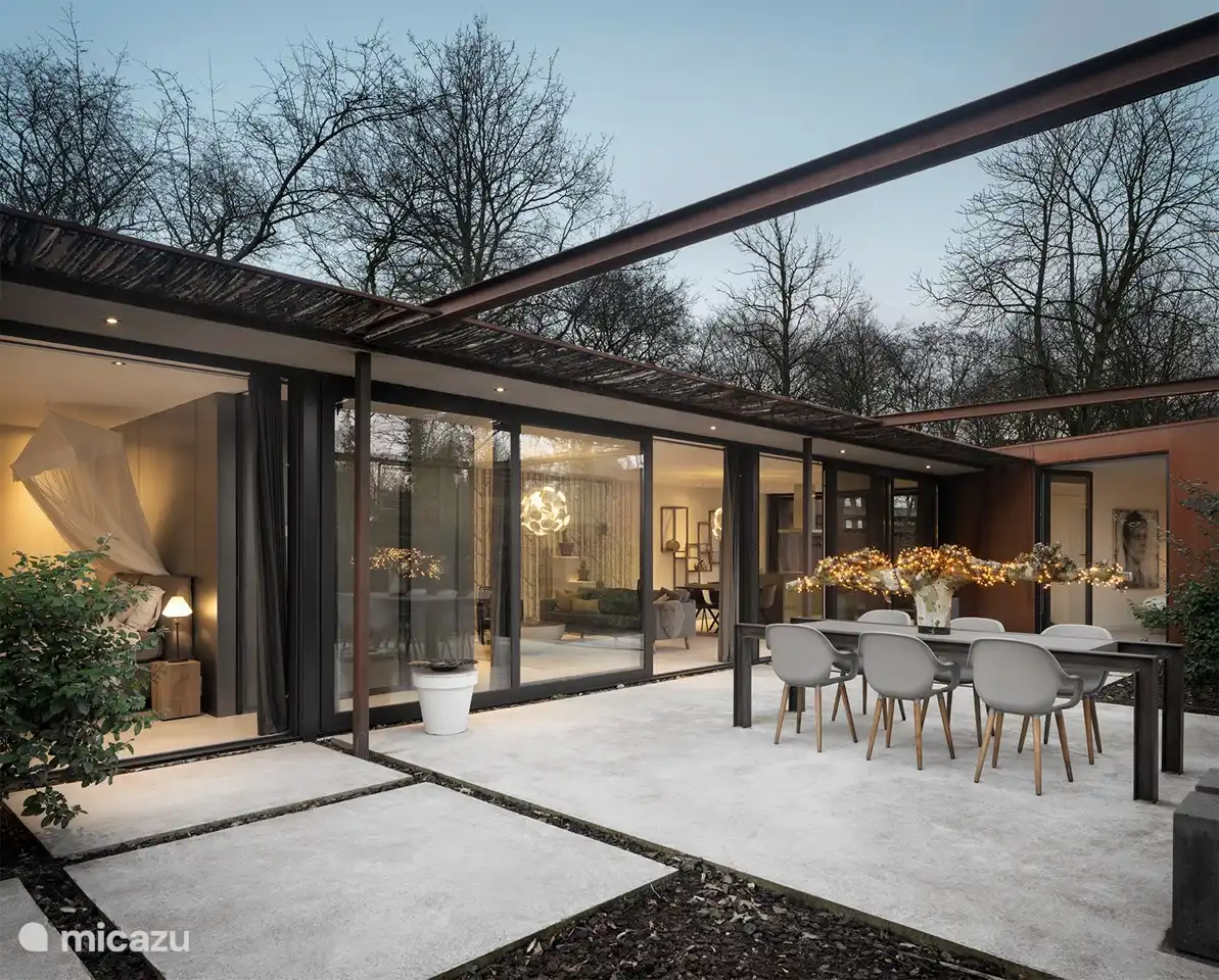 Vom Wohnzimmer aus betreten Sie die Terrasse mit Esstisch und 2 Sonnenliegen.