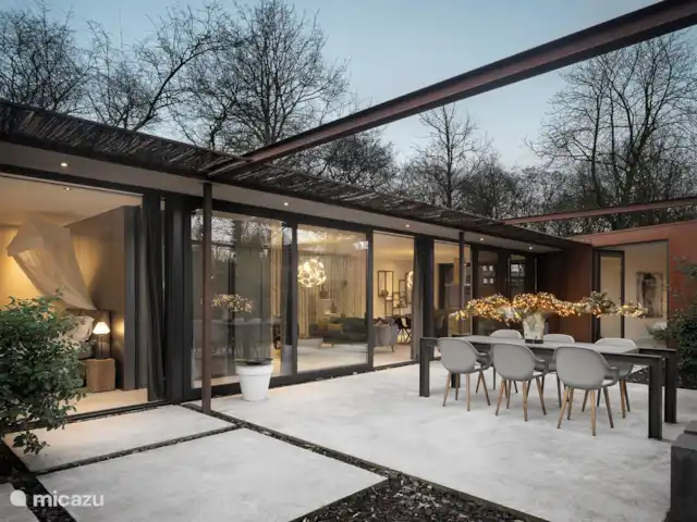 Maison forestière en acier | Pays-Bas, Brabant-Septentrional, Oosterhout - maison de vacances Du salon, vous entrez dans la terrasse avec table à manger et 2 chaises longues.