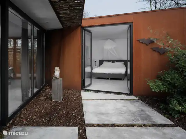 Maison forestière en acier | Pays-Bas, Brabant-Septentrional, Oosterhout - maison de vacances La chambre donne accès à la terrasse.
