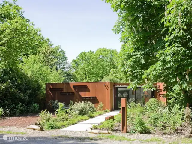 Maison forestière en acier | Pays-Bas, Brabant-Septentrional, Oosterhout - maison de vacances Devant de la maison, situé sur une impasse.
