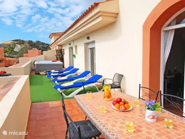 Nueva Calahonda 4 en España, Costa del Sol, Mijas Costa - penthouse Hermosa terraza con jacuzzi, hamacas y mesa y sillas para comer.
