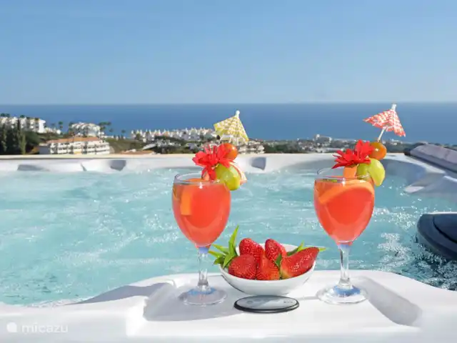 Nueva Calahonda 4 en España, Costa del Sol, Mijas Costa - penthouse ¡Disfruta de un cóctel en el jacuzzi!