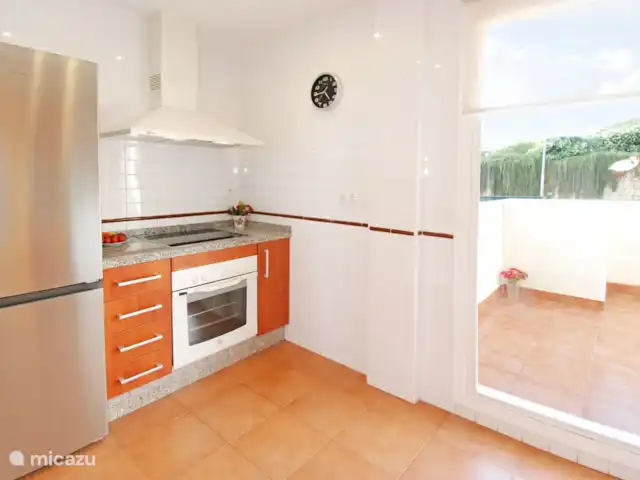 Nueva Calahonda 4 en España, Costa del Sol, Mijas Costa - penthouse Cocina con puerta a segunda terraza.